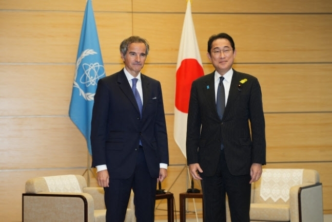 라파엘 그로시(왼쪽) 국제원자력기구(IAEA) 사무총장과 기시다 후미오 일본 총리. AFP 연합뉴스
