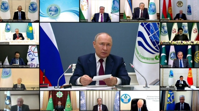 블라디미르 푸틴(가운데) 러시아 대통령이 4일(현지시간) 인도에서 열린 상하이협력기구(SCO) 정상회의에 화상으로 참석하고 있다. 2023.7.4