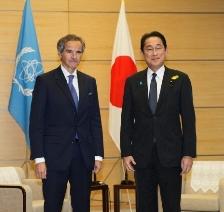 라파엘 그로시(왼쪽) 국제원자력기구(IAEA) 사무총장과 기시다 후미오 일본 총리. AFP 연합뉴스