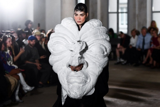 A model presents creations by Charles de Vilmorin during the Women‘s Haute-Couture Fall/Winter 2023/2024 Fashion Week in Paris, on July 3, 2023. AFP 연합뉴스