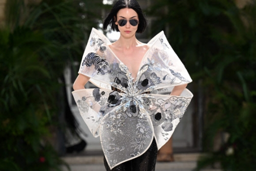 A model presents a creation by Rahul Mishra during the Women‘s Haute-Couture Fall/Winter 2023/2024 Fashion Week in Paris on July 3, 2023.  AFP 연합뉴스