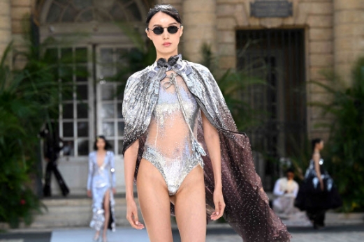 A model presents a creation by Rahul Mishra during the Women‘s Haute-Couture Fall/Winter 2023/2024 Fashion Week in Paris on July 3, 2023.  AFP 연합뉴스