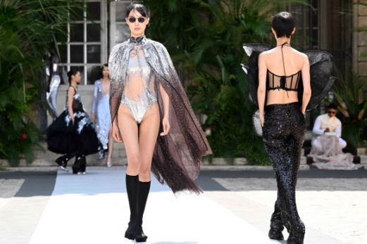 Models present creations by Rahul Mishra during the Women‘s Haute-Couture Fall/Winter 2023/2024 Fashion Week in Paris on July 3, 2023. AFP 연합뉴스