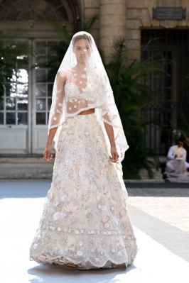 A model presents a creation by Rahul Mishra during the Women‘s Haute-Couture Fall/Winter 2023/2024 Fashion Week in Paris on July 3, 2023.  AFP 연합뉴스