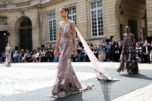 Models present creations by Rahul Mishra during the Women‘s Haute-Couture Fall/Winter 2023/2024 Fashion Week in Paris on July 3, 2023.  AFP 연합뉴스