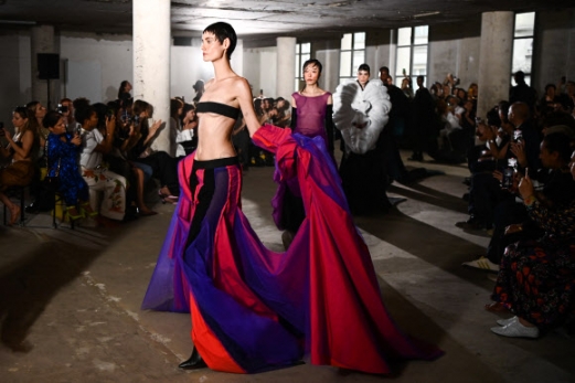 Models present creations by Charles de Vilmorin during the Women‘s Haute-Couture Fall/Winter 2023/2024 Fashion Week in Paris, on July 3, 2023. AFP 연합뉴스