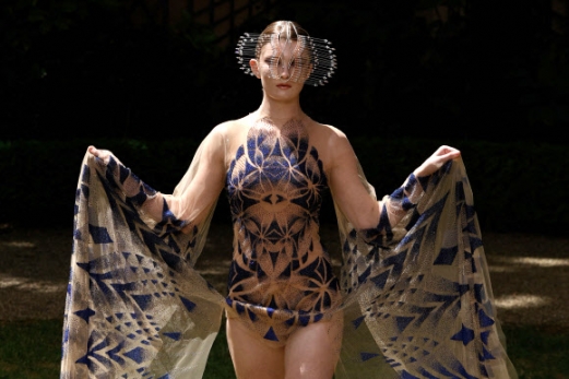 A model presents a creation by Dutch fashion designer Iris Van Herpen during the Women‘s Haute-Couture Fall/Winter 2023/2024 Fashion Week in Paris on July 3, 2023. AFP 연합뉴스