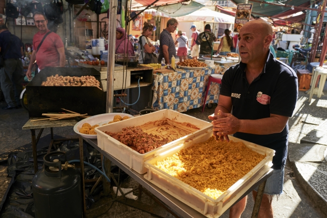 이탈리아 시칠리아 팔레르모에 있는 시장에서 한 상인이 가장 클래식한 방식으로 아란치니를 만들고 있다.