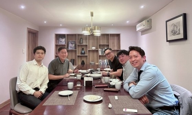 최경환(왼쪽 두 번째) 전 경제부총리와 이준석(오른쪽 가운데) 전 국민의힘 대표가 지난달 30일 오후 서울 강남의 한 식당에서 만나 만찬을 가지고 있다. SNS 캡쳐