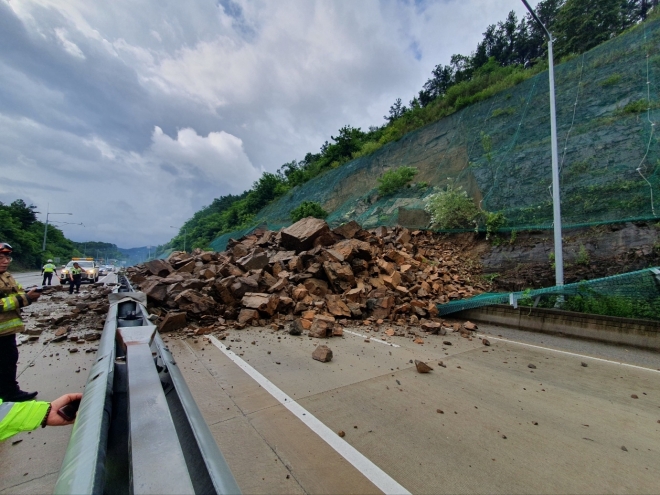 산사태가 일어난 상주-영천 고속도로 . 대구소방안전본부 제공