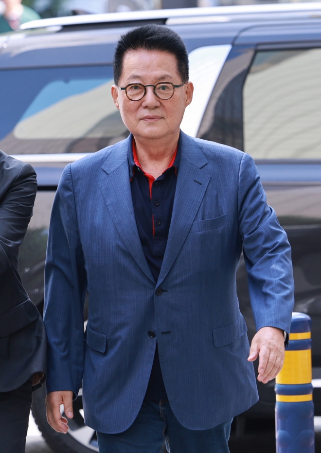 재임 시절 채용 비리 의혹으로 수사를 받는 박지원 전 국가정보원장이 지난 1일 서울 마포구 반부패·공공범죄수사대에 출석하고 있다.