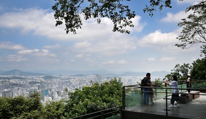 비가 그치고 다시 무더위가 시작된 5일 서울 남산타워에서 외국인 관광객들이 추억을 남기고 있다. 2023.7.5 오장환 기자