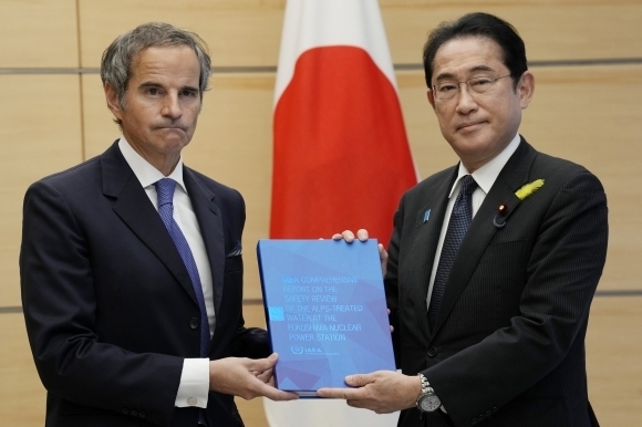 라파엘 그로시(왼쪽) 국제원자력기구(IAEA) 사무총장이 4일 도쿄 총리 관저를 방문해 기시다 후미오 일본 총리에게 후쿠시마 제1원자력발전소 오염수의 해양 방류 계획이 국제 기준에 부합한다는 최종 보고서를 전달하고 있다. 2023.7.4 AP 연합뉴스
