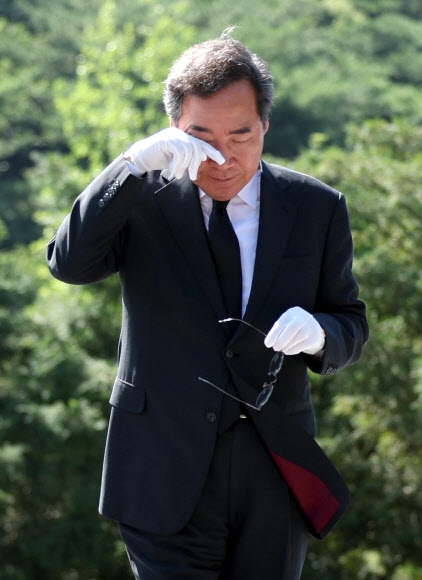 이낙연 전 더불어민주당 대표가 5일 오후 경남 김해 봉하마을 노무현 전 대통령 묘역을 참배하고 있다. 연합뉴스