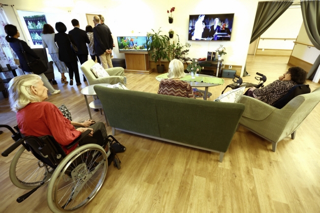 스웨덴 우플란스브로 콤문에 있는 ‘노르고르덴 노인요양시설’에서 입소자들이 TV를 보고 있다. 이 시설에는 입소자가 48명인데 근무자만 52명이며, 이 중 80%가 준간호사다. 스톡홀름 공동취재단