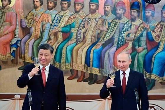 시진핑 중국 국가주석(왼쪽)과 푸틴 러시아 대통령이 지난 3월 모스크바에서 만찬 중 건배하는 모습. AP 연합뉴스