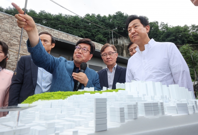 오세훈 서울시장이 5일 신속통합기획안이 확정된 서울 종로구 창신·숭인동 일대를 찾아 관계자의 설명을 듣고 있다. 연합뉴스