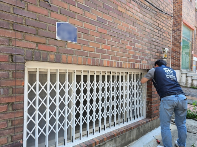 서울 성동구 관계자가 한 반지하 주택에 개폐식 방범창을 설치하고 있다. 성동구 제공