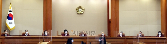 지난 3월 서울 종로구 헌법재판소에서 유남석 헌법재판소장이 헌법재판관들과 함께 법정으로 입장, 자리에 앉아 있다.  홍윤기 기자