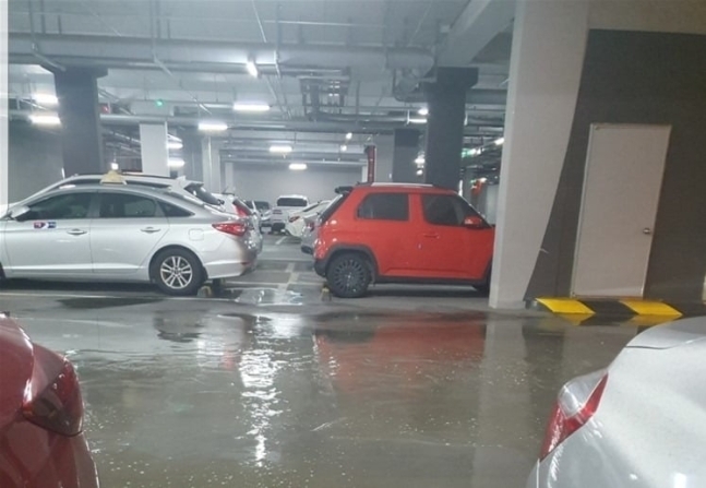 서울시 강남구 개포동 ‘개포자이 프레지던스’ 지하주차장에 물이 고여있다. 사진 부동산스터디