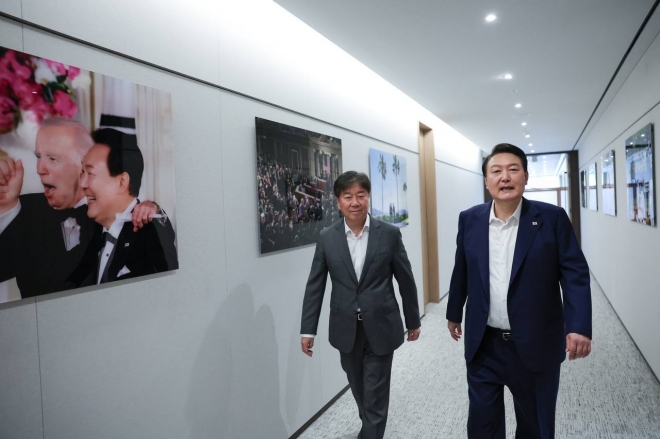 바이든과 어깨동무… 尹집무실 복도 사진 게시