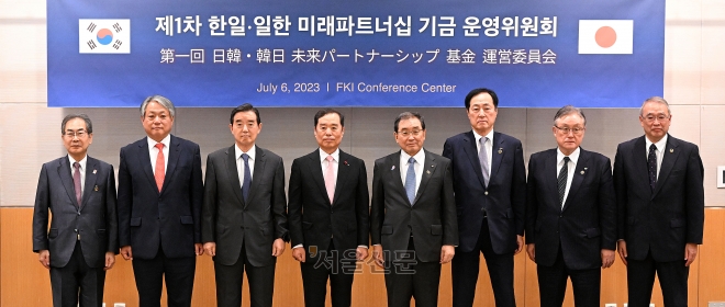 6일 서울 여의도 전국경제인연합회 회관에서 열린 ‘제1차 한일·일한 미래 파트너십 기금운영위원회’ 시작에 앞서 김병준(왼쪽 네 번째부터) 전경련 회장 직무대행과 도쿠라 마사카즈 일본 경제단체연합회(게이단렌) 회장 등 한일 관계자들이 기념촬영을 하고 있다. 오장환 기자