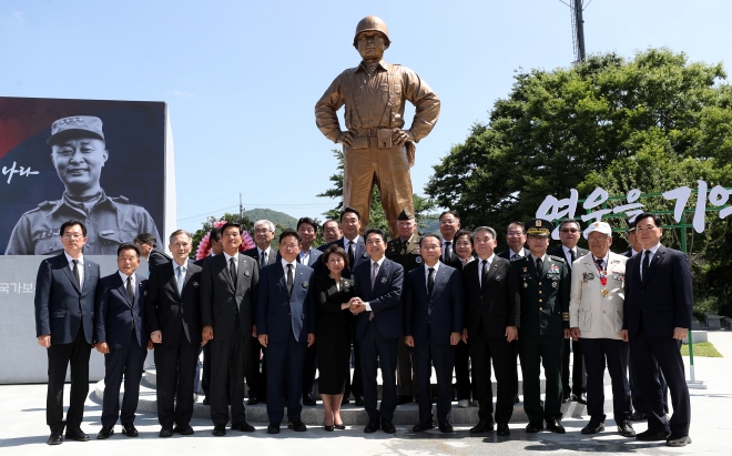 다부동전적기념관에 세워진 고 백선엽 장군 동상 5일 오후 경북 칠곡군 다부동전적기념관에서 열린 ‘고 백선엽 장군 동상 제막식 및 3주기 추모식’에서 박민식 국가보훈부 장관, 윤재옥 국민의힘 원내대표, 이종섭 국방부 장관 등이 동상 제막을 한 후 기념촬영을 하고 있다. 2023.07.5 뉴시스