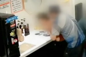 “반가워” 카페 여사장 뒤에서 끌어안은 70대男