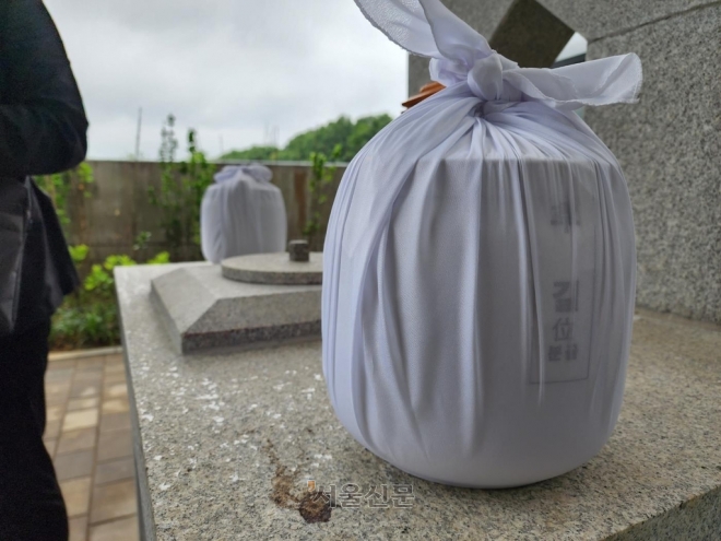 지난달 2일 경기 고양시 덕양구의 서울시립승화원 한쪽에 무연고 사망자 김인철(가명)씨와 이상길(가명)씨의 유골함이 놓여 있다. 김중래 기자
