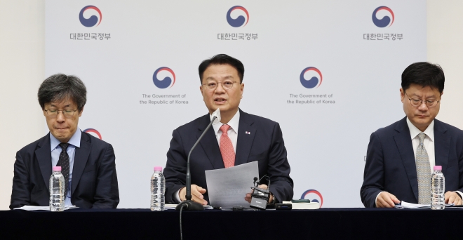 23년 하반기 경제정책방향 설명하는 방기선 기재부 1차관