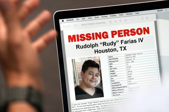 미국 텍사스주 휴스턴 경찰국의 트로이 핀너 서장이 6일(현지시간) 기자회견 도중 컴퓨터 스크린에 루디 파리아스의 실종 수배 전단을 띄워 보여주고 있다. 열일곱 살이던 2015년에 파리아스는 실종 신고됐는데 다음날 집에 돌아왔지만 왠일인지 그의 어머니는 계속 실종 상태라고 주장했다. 심지어 가짜 이름을 대며 자신과 아들이 함께 지내온 사실을 친구들과 친척들에게 부인했다고 경찰은 밝혔다. 휴스턴 크로니클 제공 AP 연합뉴스
