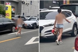“한낮 대구서 상의탈의 女 거리 활보…역시 대프리카”