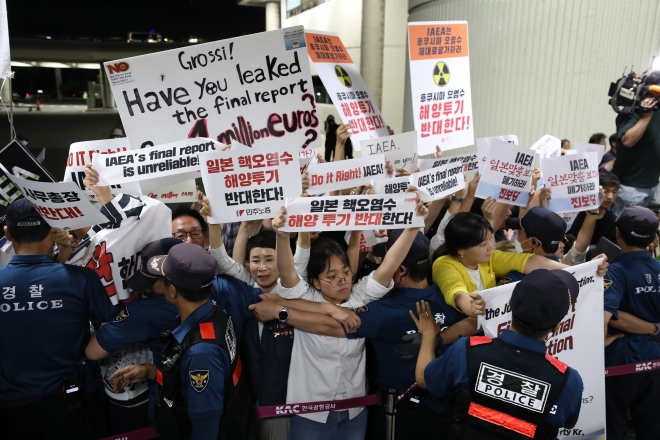 시민단체 회원들이 7일 오후 서울 강서구 김포공항 국제선 입국장에서 라파엘 그로시 IAEA 사무총장 방한 반대 시위를 하고 있다.