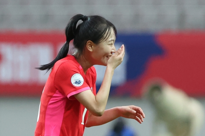 한국 여자 축구 대표팀의 장슬기가  8일 서울월드컵경기장에서 열린 아이티와의 평가전에서 역전골을 터뜨린 뒤 수줍게 기뻐하고 있다. 연합뉴스