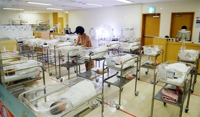 한 산부인과 신생아실의 모습. 아기 바구니 곳곳이 비어 있다. 서울신문DB