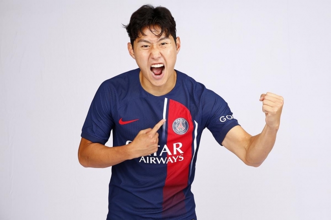 9일 프랑스 프로축구 리그1 파리 생제르맹(PSG)으로 이적한 이강인이 새 유니폼에 새겨진 구단 엠블럼을 가리키며 포효하고 있다. 이강인은 구단 홈페이지에 “팀이 최대한 많은 타이틀을 따내는 데 힘을 보태고 싶다”는 각오를 밝혔다. 파리 생제르맹 홈페이지 캡처