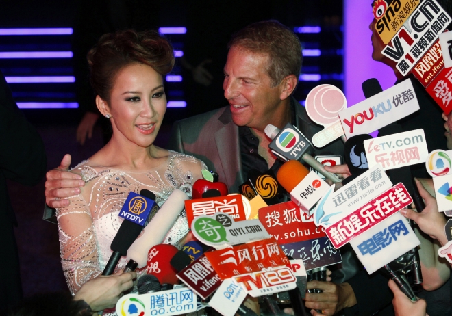 홍콩 출신 중화권 유명 가수 코코 리(왼쪽)와 그의 남편 브루스 로코위츠가 2011년 10월 28일 홍콩에서 연 결혼 피로연에서 언론과 인터뷰하는 모습. 최근 극단적 선택으로 48세의 나이에 사망한 코코 리는 10억 홍콩달러(약 1665억원)에 이르는 유산을 전액 모친에게 남긴다는 유언장을 쓴 것으로 알려졌다. AP 연합뉴스