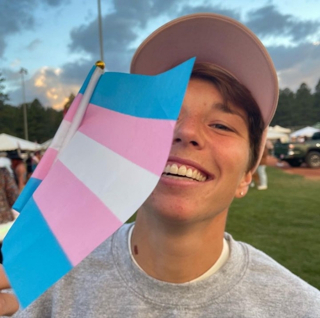 트랜스젠더를 상징하는 하늘색·분홍색·흰색 조합의 깃발을 들고 있는 니키 힐츠. 니키 힐츠 인스타그램 캡처