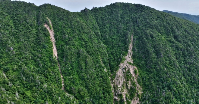 기후변화로 지리산에 산사태 발생이 늘고 있는 것으로 나타났다. 사진은 지리산 천왕봉 주변에서 발생한 대형 산사태 현장. 녹색연합