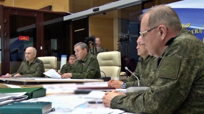 10일(현지시간)  러시아 국방부는 게라시모프 총참모장이 9일 우크라이나군이 S-200 대공미사일로 크림반도와 로스토프주, 칼루가주 지역의 목표물을 타격하려다 실패한 건과 관련해 보고를 받았다며 관련 동영상을 공개하며 일각의 경질설을 불식시켰다. 2023.7.10 러시아 국방부