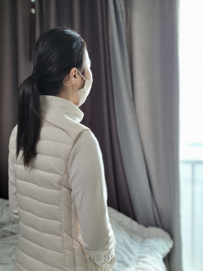 13년째 백혈병 투병중인 이소연(가명)씨가 자택에서 창밖을 바라보고 있다. 신융아 기자