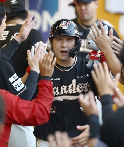 최정이 지난달 23일 인천 SSG랜더스필드에서 열린 삼성 라이온즈와의 경기에서 연타석 홈런을 친 뒤 동료선수들과 하이파이브를 하고 있다. 연합뉴스