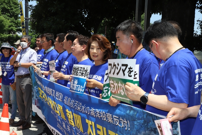 ‘후쿠시마 핵 오염수 해양투기 저지 대한민국 국회의원단’이 10일 일본 도쿄 기시다 후미오 총리의 관저 앞에서 일본 시민단체들과 함께 ‘후쿠시마 오염수 해양투기 반대 집회’를 진행하고 있다. 더불어민주당 제공