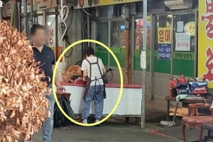 시뻘건 고기 ‘탁탁’…길거리서 개고기 손질女