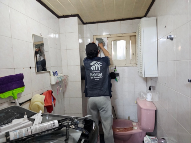 서울 성동구와 협약을 체결한 한국 해비타트 관계자가 반지하 가구에 스마트 환풍기를 설치하고 있다. 성동구 제공