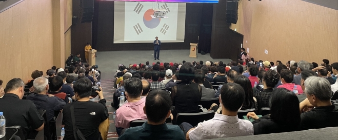 지난 7일 ‘1주년 의정보고회’에서 박영한 의원이 인사말을 하고 있다.