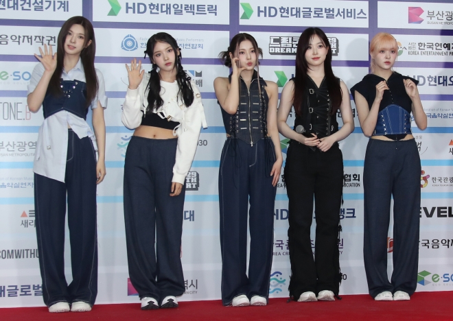 엔믹스 배이(왼쪽부터)와 지우, 규진, 해원, 릴리가 27일 오후 부산아시아드주경기장에서 열린 ‘제29회 드림콘서트’ 레드카펫 행사에서 포즈를 취하고 있다. 2023.5.27 뉴스1