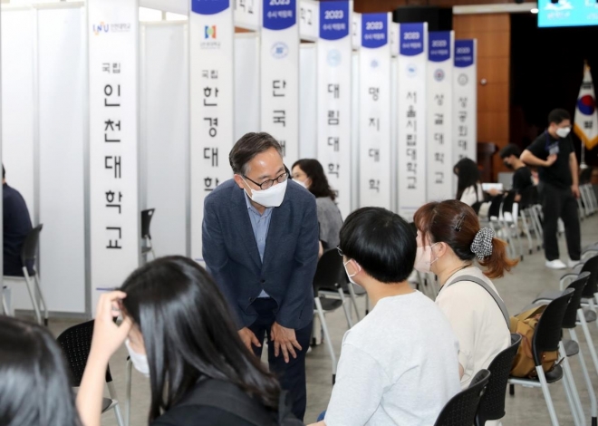 지난해 7월 개최한 수시박람회에서 유성훈 금천구청장이 학생 및 학부모와 대화를 나누고 있다. 금천구 제공