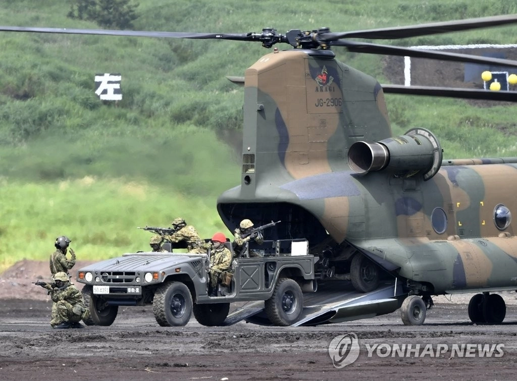 2019년 8월 일본 자위대가 시즈오카(靜岡)현의 고텐바(御殿場)시 히가시후지(東富士)연습장에서 공개 훈련인 ‘후지종합화력연습’을 실시하고 있다. 2019.8.25