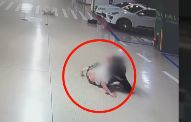 한 아파트 지하 주차장에서 남성들이 격투를 벌이고 있다. JTBC 보도 화면 캡처